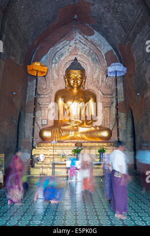 Persone in preghiera, Htilominlo Pahto tempio, Bagan (pagano), Myanmar (Birmania), Asia Foto Stock