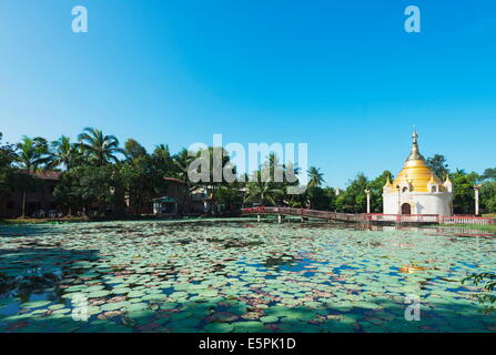 Lakeside stupa, Bago, Myanmar (Birmania), Asia Foto Stock