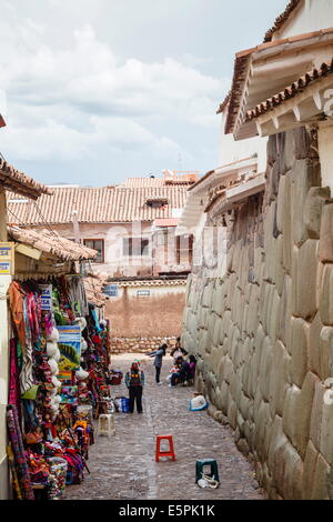 Negozi lungo la parete del Inca a Hathunrumiyoq Street, Las Piedras de los 12 angulos, Cuzco, sito UNESCO, Perù Foto Stock