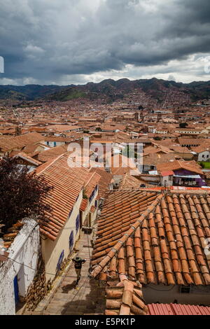 Vista sui tetti di Cuzco da San Blas quartiere, Sito Patrimonio Mondiale dell'UNESCO, Perù, Sud America Foto Stock