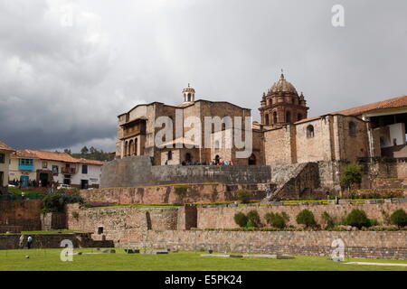 Veduta della Qorikancha e chiesa di Santo Domingo, Cuzco, Sito Patrimonio Mondiale dell'UNESCO, Perù, Sud America Foto Stock