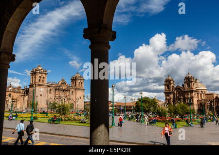 Plaza de Armas con la cattedrale e la Iglesia de La Compania de Jesus chiesa, Cuzco, sito UNESCO, Perù, Sud America Foto Stock