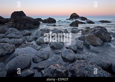 Rocce e mare di pile nel surf all'alba, Ecola State Park, Oregon, Stati Uniti d'America, America del Nord Foto Stock