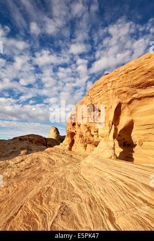 Pilastro arco in pietra arenaria gialla, la Valle del Fuoco del parco statale, Nevada, Stati Uniti d'America, America del Nord Foto Stock