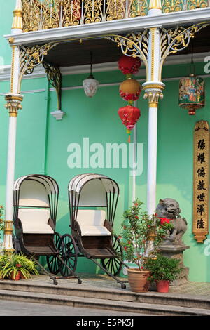 Rickshaws in Pinang Peranakan Mansion, Georgetown, Isola di Penang, Malaysia, Asia sud-orientale, Asia Foto Stock