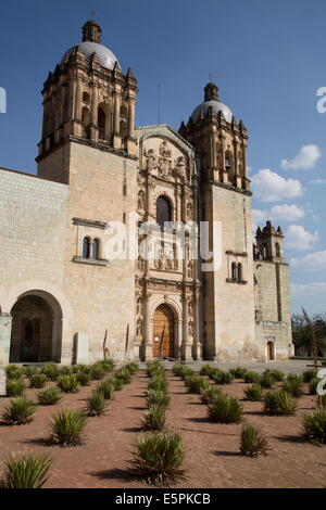 Santo Domingo de Guzman chiesa, iniziata nel 1570, la città di Oaxaca, Oaxaca, Messico, America del Nord Foto Stock