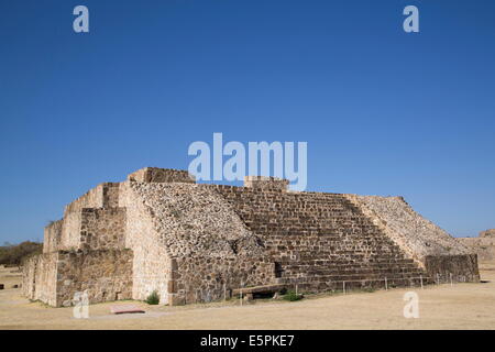 Edificio J, Osservatorio Monte Alban, Sito Patrimonio Mondiale dell'UNESCO, Oaxaca, Messico, America del Nord Foto Stock