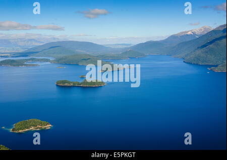 Antenna di un fiordo enorme nel Parco Nazionale di Fiordland, Sito Patrimonio Mondiale dell'UNESCO, South Island, in Nuova Zelanda, Pacific Foto Stock