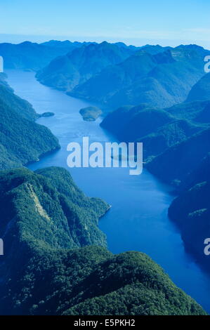 Antenna di un fiordo enorme nel Parco Nazionale di Fiordland, Sito Patrimonio Mondiale dell'UNESCO, South Island, in Nuova Zelanda, Pacific Foto Stock