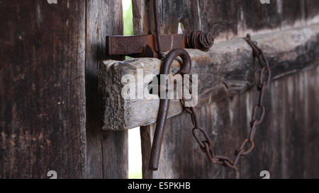 Vecchia porta di legno con un chiavistello di ferro Foto stock - Alamy