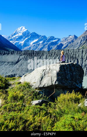 Donna godendo la vista del Monte Cook, Sito Patrimonio Mondiale dell'UNESCO, South Island, in Nuova Zelanda, Pacific Foto Stock