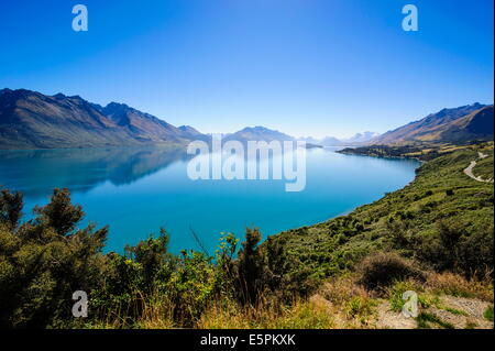 Acque turchesi del lago Wakatipu, intorno a Queenstown, Otago, South Island, in Nuova Zelanda, Pacific Foto Stock