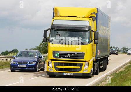 Traffico che viaggia lungo la A12 a doppia carreggiata in Essex, Inghilterra Foto Stock