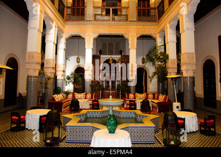 Riad Myra,bellissima scolpiti in stucco di pannelli di cedro,archi,pavimenti in pietra con intricati mosaici,Fontana centrale,tetto,Fez,Marocco Foto Stock