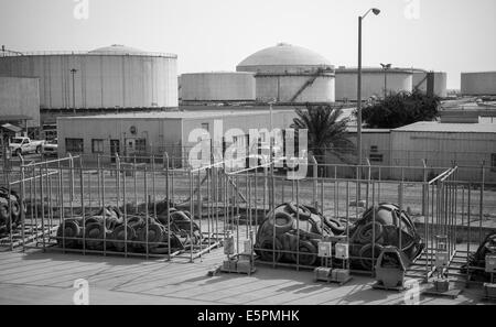 Serbatoi e attrezzature portuali. Ras Tanura terminale petrolifero, Arabia Saudita Foto Stock