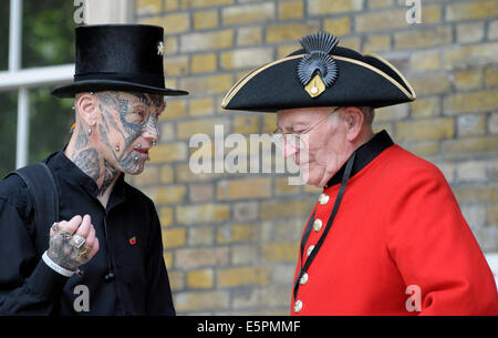 Chelsea pensionato incontra un pesantemente tatuato e forato uomo presso il Museo Imperiale della Guerra Foto Stock