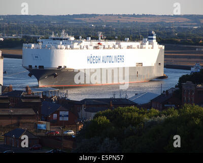 Il 59816ton autoliner 'hoegh commerciante" lasciando il fiume Tyne dalla Nissan terminal auto vela verso i piloni di testa. Foto Stock
