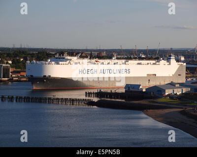 Il 59816ton autoliner 'Hoegh Commerciante" lasciando il fiume Tyne dalla Nissan terminal auto vela verso i piloni di testa. Foto Stock