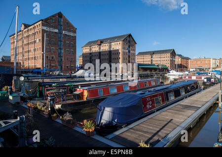 Convertite i magazzini e chiatte/Narrow barche ormeggiate A GLOUCESTER DOCKS GLOS UK Foto Stock