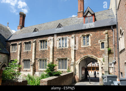 Marylone portone che conduce attraverso la vecchia scuola stanza a St Mary de Crypt chiesa in Gloucester Foto Stock
