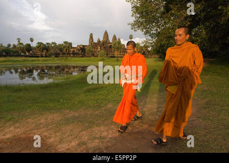 Due monaci buddisti all'esterno del tempio di Angkor Wat. Il piano di Angkor Wat è difficile da afferrare quando si cammina attraverso Foto Stock