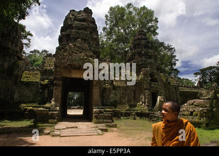 Due monaci buddisti nella parte interna del Tempio Preah Khan. Bakan o Preah Khan Kampong Svay Tempio. Il Bakan templi sono lo Foto Stock