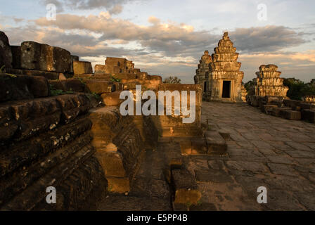 Phnom Bakheng Temple. Sunrise. La costruzione di questo tempio sulla montagna Phnom Bakheng (Bakheng Hill), il primo grande tempio Foto Stock