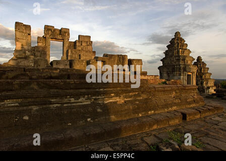 Phnom Bakheng Temple. Sunrise. La costruzione di questo tempio sulla montagna Phnom Bakheng (Bakheng Hill), il primo grande tempio Foto Stock