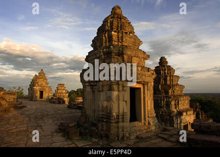 Phnom Bakheng Temple. Sunrise. La costruzione di questo tempio sulla montagna Phnom Bakheng (Bakheng Hill), il primo grande tempio Foto Stock