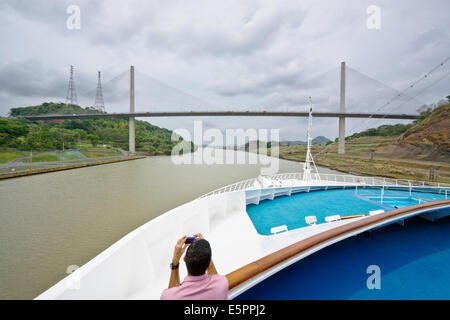 La nave di crociera e il Centennial bridge, Culebra Cut, Panama Canal Foto Stock