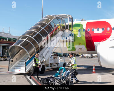 SATA Airlines Airbus A320 all'aeroporto di Madeira Foto Stock