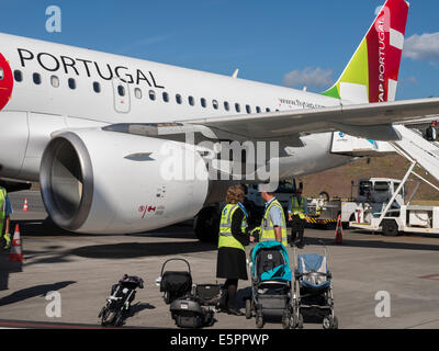 SATA Airlines Airbus A320 all'aeroporto di Madeira Foto Stock