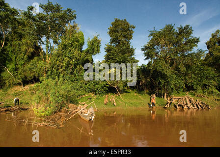 Pescatore sul fiume Mekong vicino ad esempio Kampi. Cercando un po' di acqua fresca delfini Irrawaddy . Kratie. I Delfini Irrawaddy circa fif Foto Stock