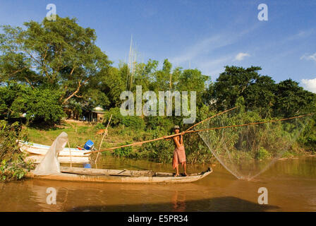 Pescatore sul fiume Mekong vicino ad esempio Kampi. Cercando un po' di acqua fresca delfini Irrawaddy . Kratie. I Delfini Irrawaddy circa fif Foto Stock