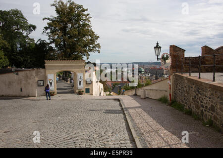 Cerna Vez quadrato per l'ingresso al castello di Praga, Praga, Repubblica Ceca Foto Stock