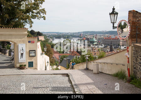 Cerna Vez quadrato per l'ingresso al castello di Praga, Praga, Repubblica Ceca Foto Stock