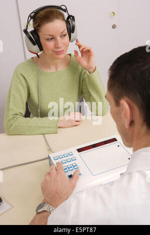 Prova di audizione, gratuito Check-up medico del governo francese del Dipartimento della Salute (Caisse primaire d'Assurance Maladie). Foto Stock