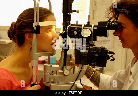 Oculista di effettuare un esame opthtalmologic utilizzando una lampada a fessura. Foto Stock