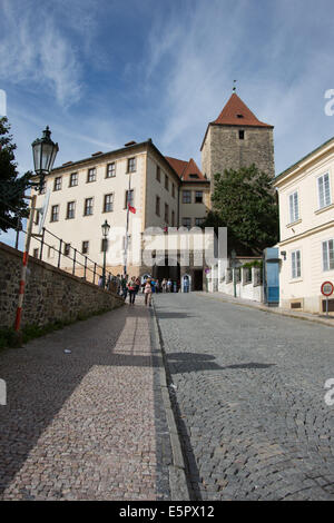 Cerna Vez square e l'ingresso al castello di Praga dal fissare Zamelke Schody alley , Praga, Repubblica Ceca Foto Stock