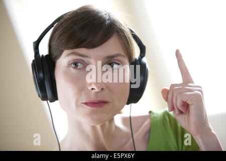 Donna subendo pure-tono di prova l'audiometria e soglia uditiva misurazione. Foto Stock