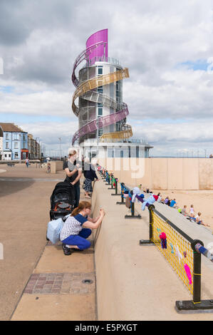 La gente a fotografare il lavoro di Redcar filato fate Redcar, Redcar e Cleveland, England, Regno Unito Foto Stock