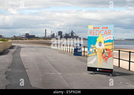 Segno Redcar top di Limone gelato con le acciaierie in background Redcar, Redcar e Cleveland, England, Regno Unito Foto Stock