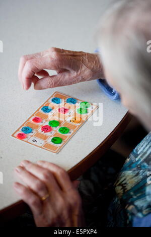 Giochi di officina; casa residenziale per anziani dipendenti dalla persona, Limoges, Francia. Foto Stock
