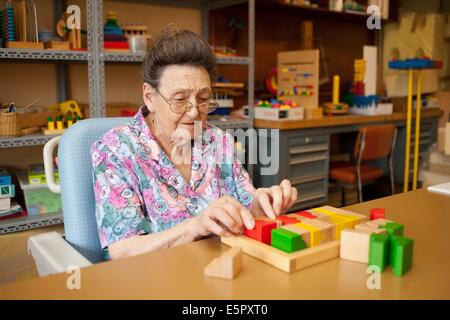 Workshop Ergotherapy con giochi per stimolare la memoria; casa residenziale per anziani dipendenti dalla persona, Limoges, Francia. Foto Stock