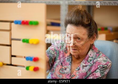 Workshop Ergotherapy con giochi per stimolare la memoria; casa residenziale per anziani dipendenti dalla persona, Limoges, Francia. Foto Stock