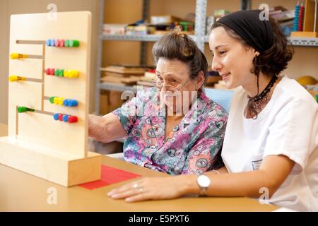 Workshop Ergotherapy con giochi per stimolare la memoria; casa residenziale per anziani dipendenti dalla persona, Limoges, Francia. Foto Stock