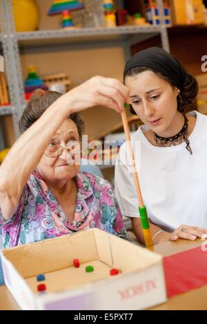 Workshop Ergotherapy con giochi per stimolare la memoria; casa residenziale per anziani dipendenti dalla persona, Limoges, Francia. Foto Stock