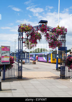 Un treno pacer sorge in Cambs rail station, Redcar e Cleveland, England, Regno Unito Foto Stock