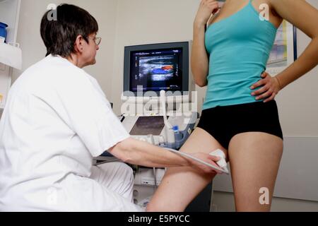 Paziente sottoposto a ultrasuoni Doppler (angiodynography) scansione delle gambe per studiare il flusso del sangue e di esplorare i potenziali di vena profonda Foto Stock