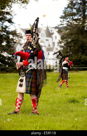 Cornamuse giocatori di Atholl Montanari reggimento, all'impiego privato del duca di Atholl, uno dei due eserciti privati Foto Stock